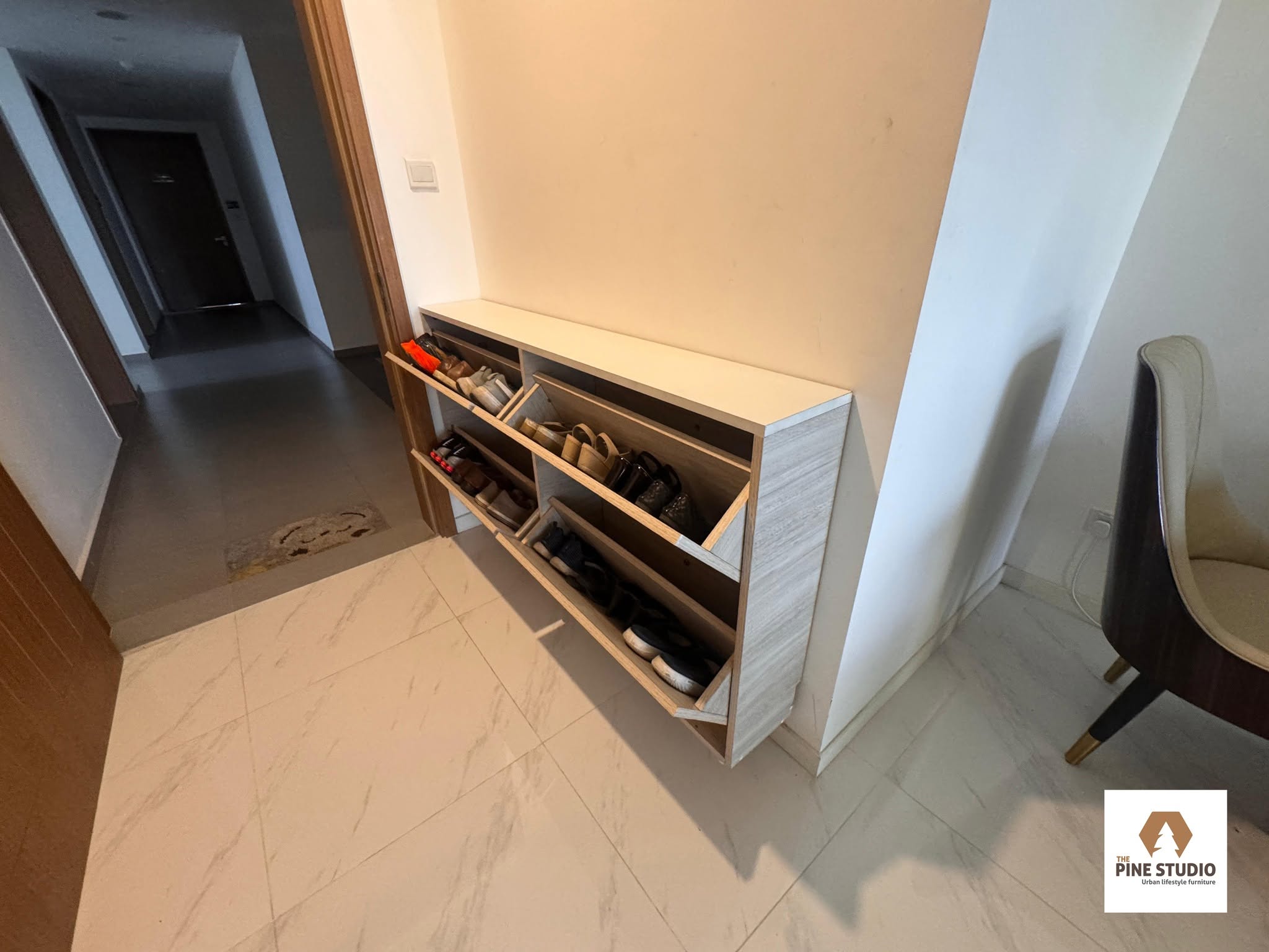 wall-mounted-shoe-racks-made-out-of-melamine-single-layer-non-machanical/