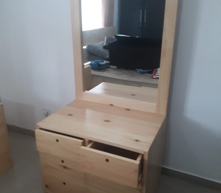 Pinewood mirror table