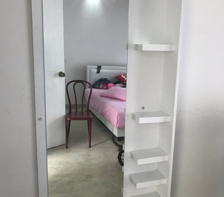 White Wall-mounted elegant Mirror Made out of MDF and Pinewood Mixed